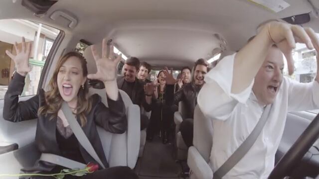 Los protagonistas de las series de Netflix y Ted Sarandos, director ejecutivo de contenidos.