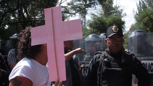 Un grupo de granaderos impidió el avance de manifestantes. Foto/SDPnoticias