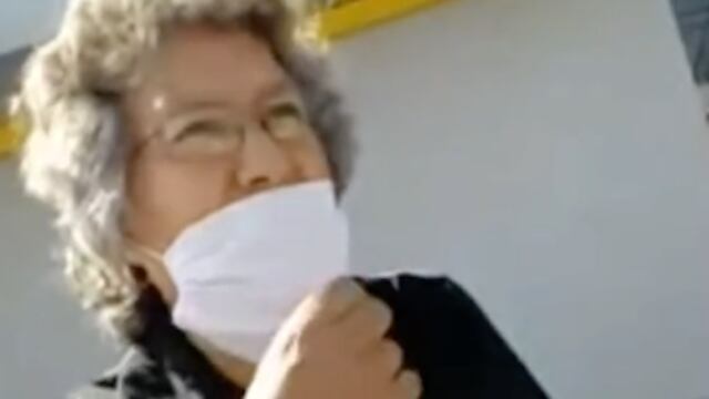 Señora con voz de Mickey Mouse