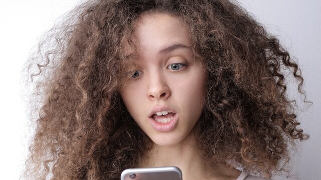 Mujer sorprendida por mensaje.