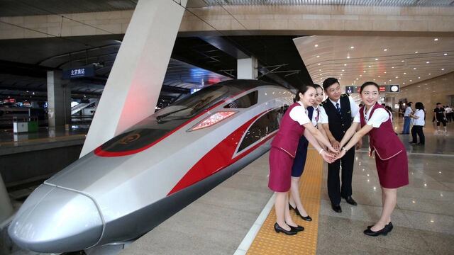 Los trabajadores junto al Fuxing, el último tren de alta velocidad de China.