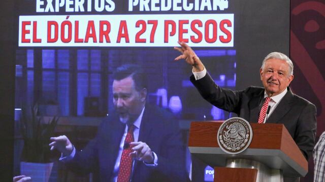 Andrés Manuel López Obrador, presidente de México, mostró un vídeo titulado "Expertos predecían el dólar a 27 pesos"