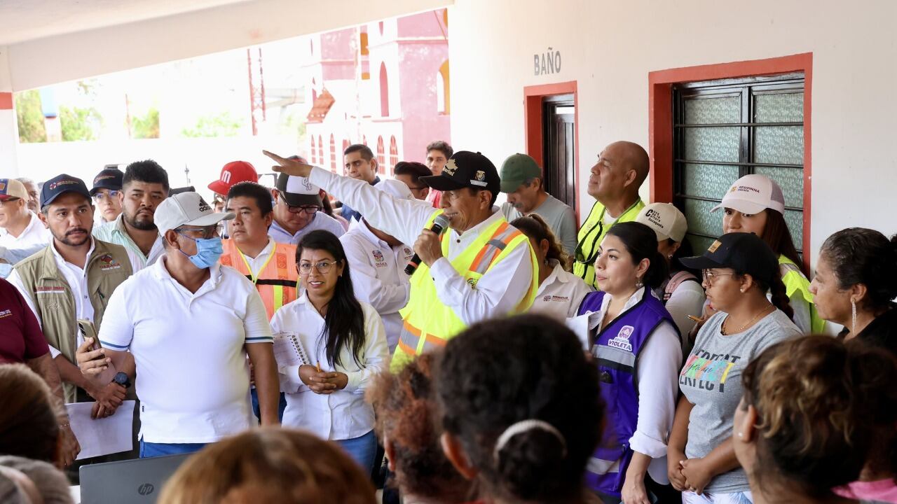 Salomón Jara recorrió la zona afectada en Oaxaca por el huracán Erick