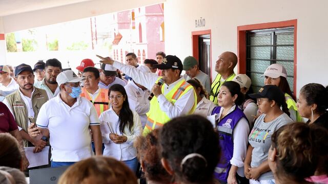 Salomón Jara recorre zona afectada en Oaxaca por el huracán Erick