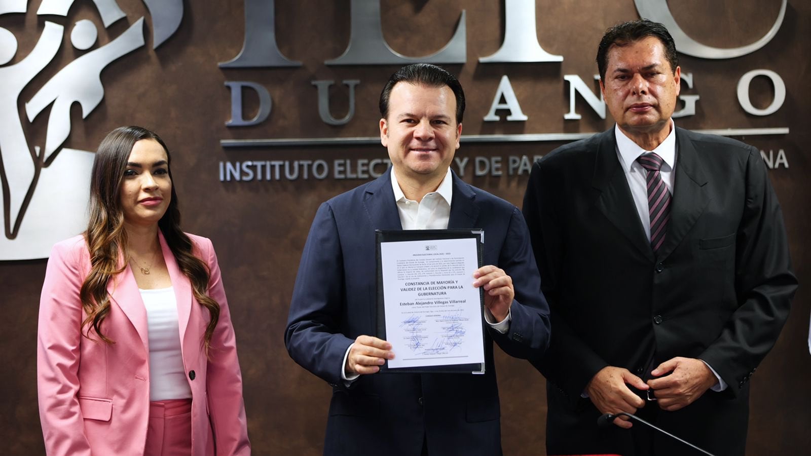 Esteban Villegas recibe constancia de mayoría como gobernador electo de Durango