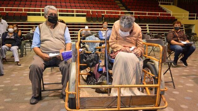 Adultos mayores vacunacion triciclo