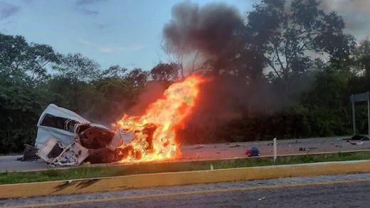 Choque de tráiler y autos en carretera Mérida-Campeche deja 15 muertos