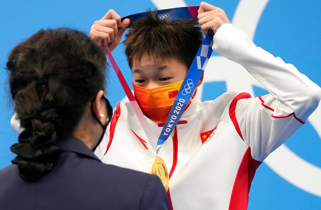 Quan Hongchan, clavadista, con su medalla de oro.