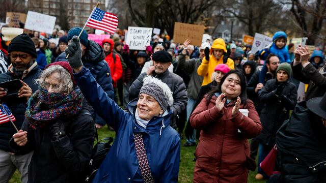 Manifestantes piden a la Universidad de Harvard que resista lo que los organizadores describieron como intentos del presidente Trump de influir en la institución.
