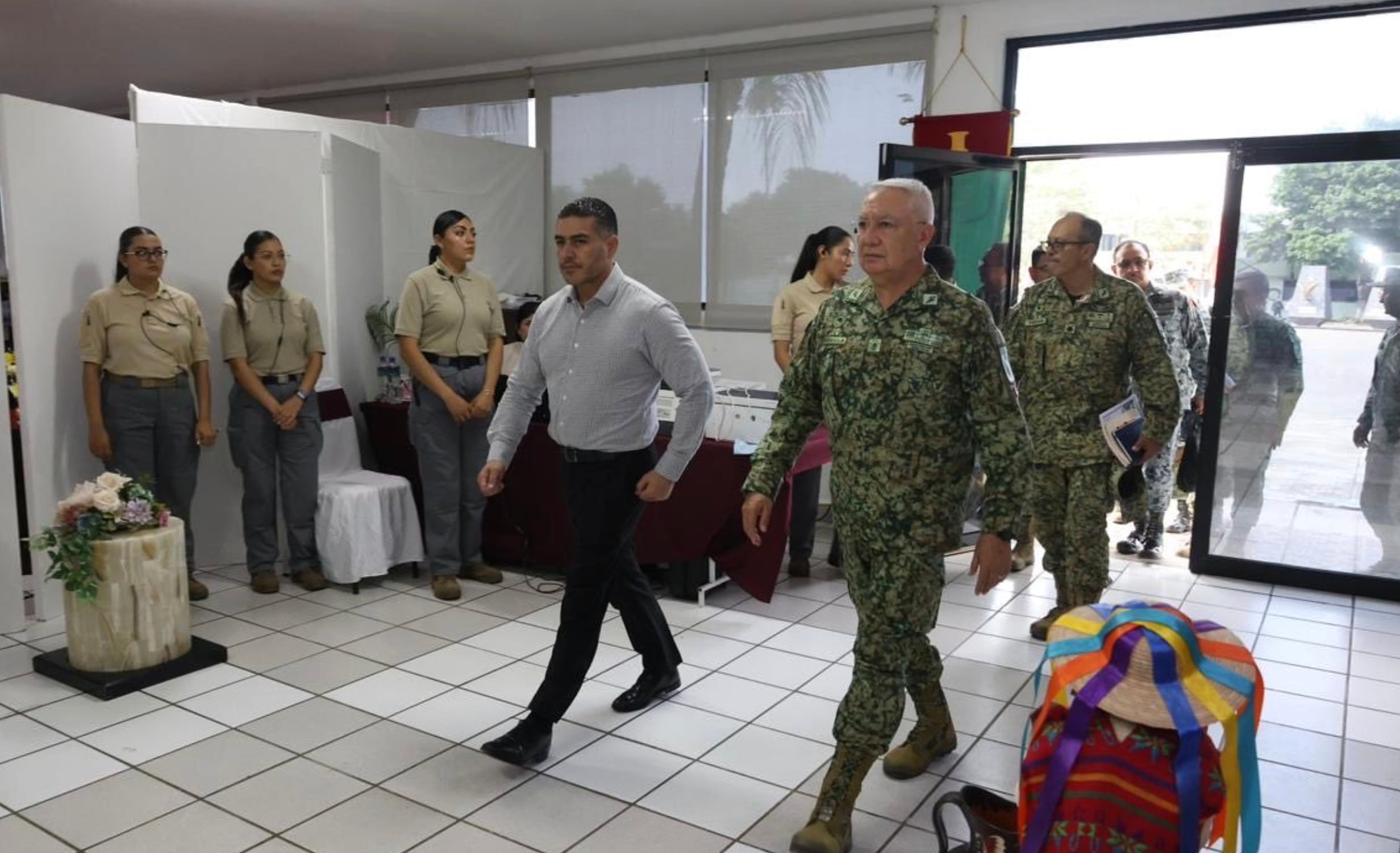 Omar Garcia Harfuch encabezó una reunión en la 43 Zona Militar, con sede en Apatzingán, Michoacán, con autoridades estatales y federales