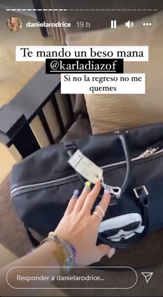 Karla Díaz presta maleta a Daniela Rodrice.