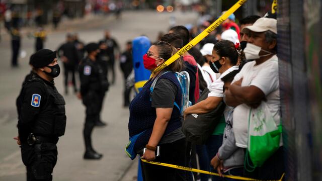 Ciudadanos con cubrebocas