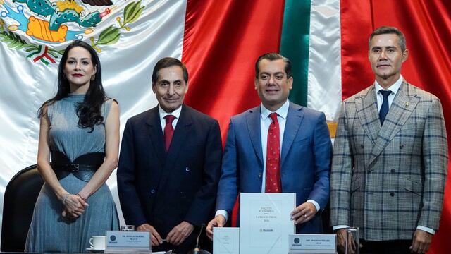 Rogelio Ramírez de la O., secretario de Hacienda y Crédito Público, hizo entrega del paquete económico 2025 a Sergio Gutiérrez Luna, presidente de la Mesa Directiva de la Cámara de Diputados