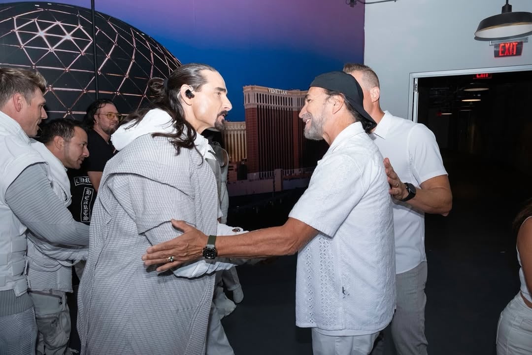 Marco Antonio Solís con Kevin Richardson de los Backstreet Boys.