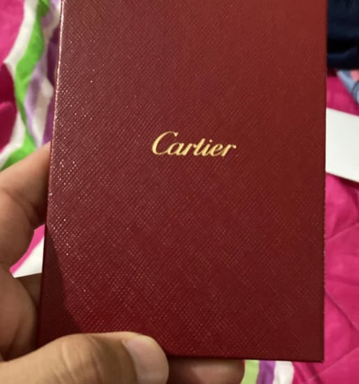 Desconocido también habría comprado aretes Cartier con el error en el precio