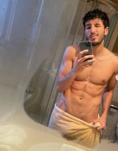 Sebastián Yatra semidesnudo
