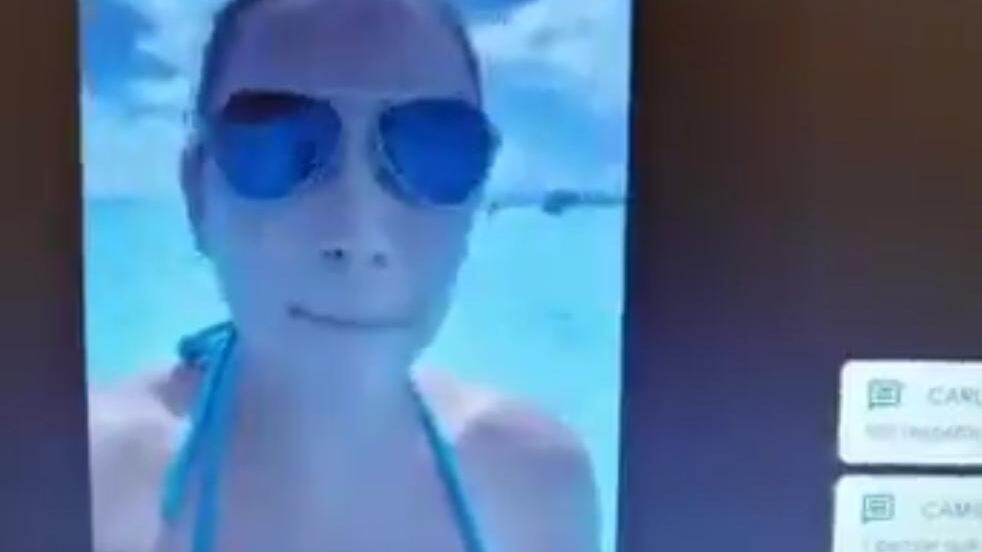 Estudiante toma clase en línea desde la playa; maestro la descubre (VIDEO)