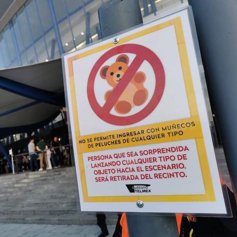 Cartel Auditorio Telmex prohibiendo lanzar peluches