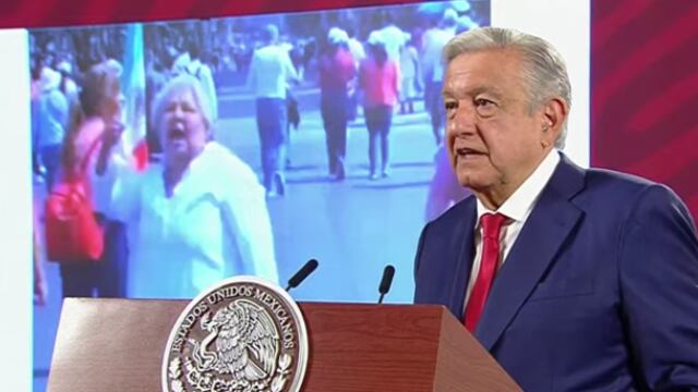 AMLO exhibe a señora que lo llama "indio de Macuspan" en mañanera