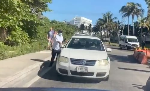 Conductor de Uber sufre ataque de taxistas