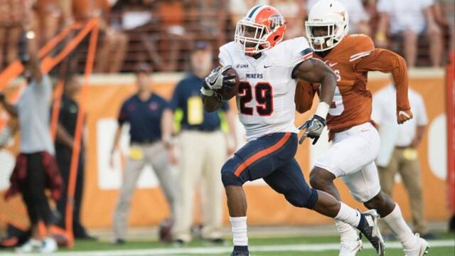 Acarreo del ovoide durante juego colegial.