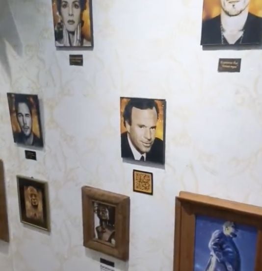 Julio Iglesias en la exposición de compositores mexicanos
