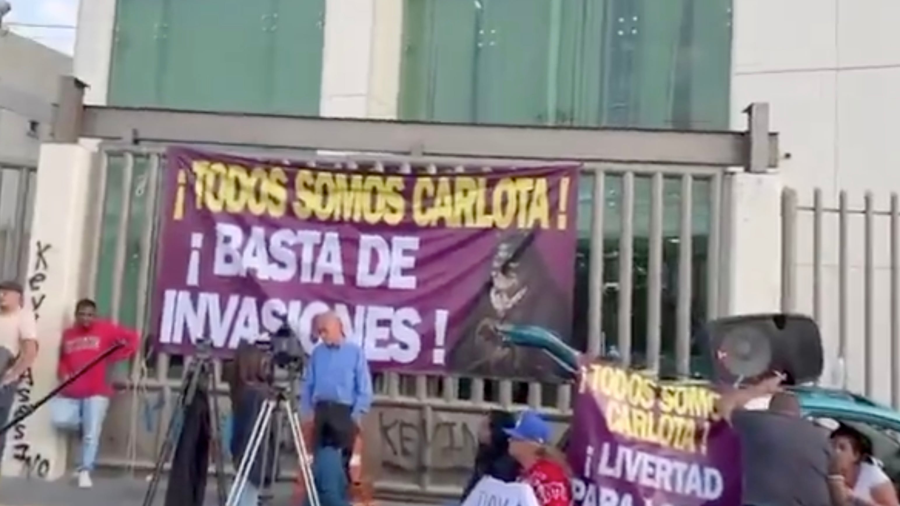 Familia de Carlota Alfaro recupera su casa tras invasión en Chalco