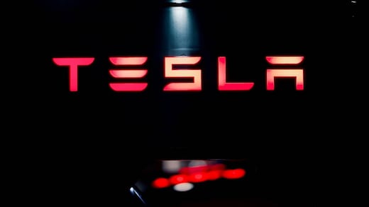 Tesla enfrenta nueva demanda por fallas eléctricas y supuestas “puertas trampa”