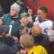 NFL: Aficionados de las gradas tras querer saludar a Jalen Hurts (VIDEO)