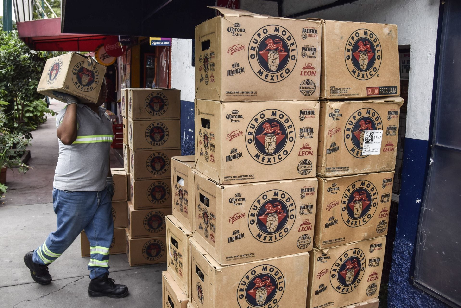 Persona surtiendo cerveza