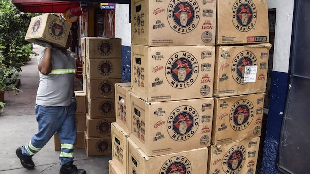 Persona surtiendo cerveza