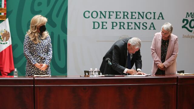 AMLO firma el Acuerdo Nacional por la Democracia