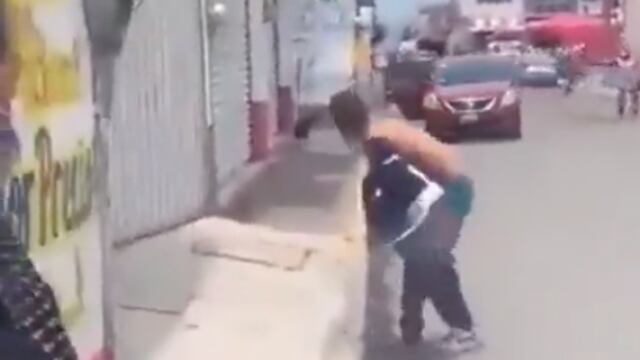 Persona se lanza de un auto para no ser secuestrado en Tenango del Valle