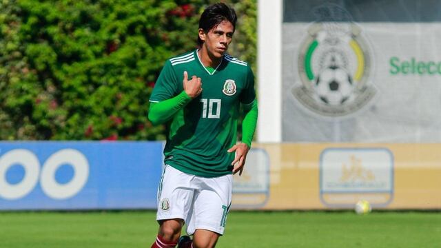 Macías en un juego con el Tri