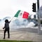 VIDEO: Motociclista ondea bandera de México alrededor de auto incendiado durante protestas en Los Ángeles