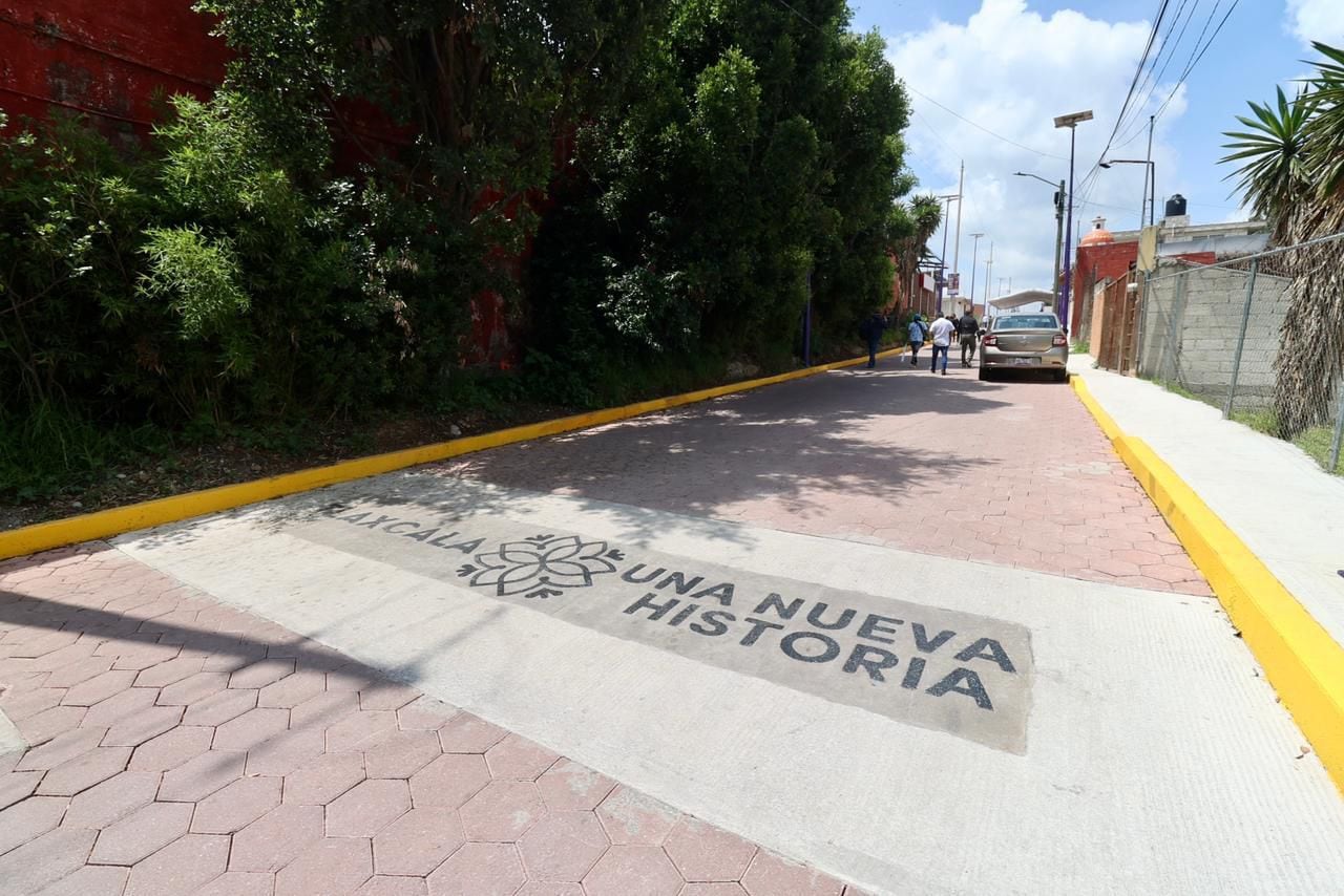 La gobernadora Lorena Cuéllar Cisneros entregó obras que mejoran la vialidad y la infraestructura urbana en Tlaxcala.