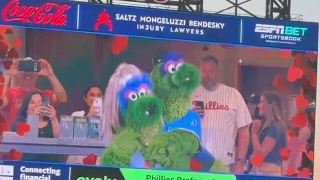 ¡Atrapados! Mascotas de los Phillies recrean la viral escena de los infieles en concierto de Coldplay.