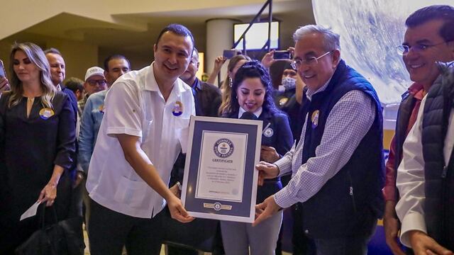 Rubén Rocha participó en el Coctelazo 2023, evento en el que se estableció un nuevo Récord Guinness con el coctel de camarón más grande del mundo