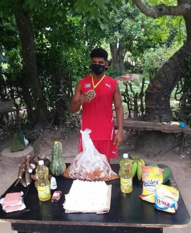 Boxeador recibe despensa como premio.