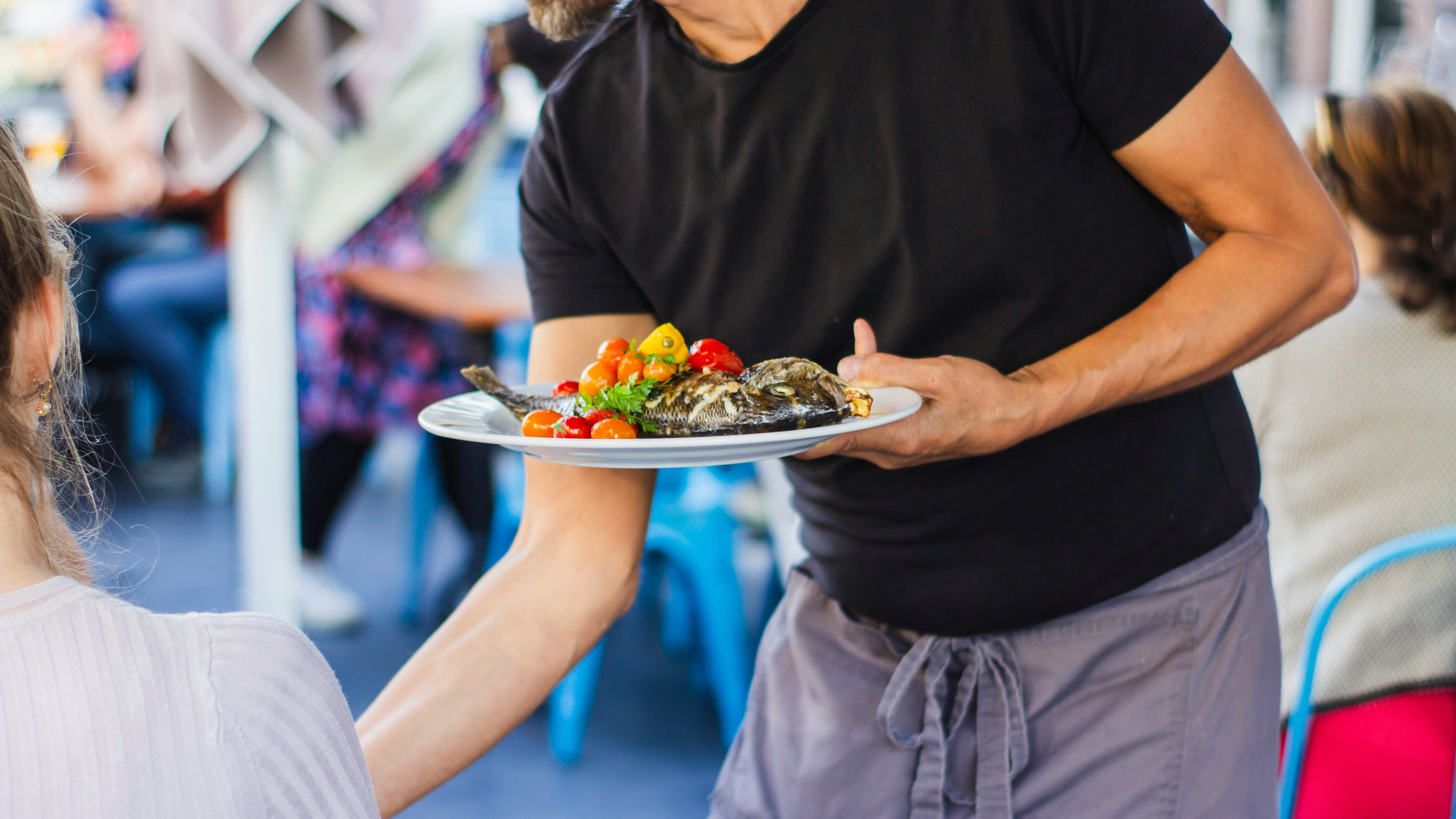 Hoy es el Día del Mesero en México: frases emotivas para agradecer su trabajo