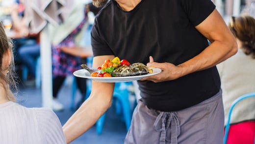 Hoy es el Día del Mesero en México: frases emotivas para agradecer su trabajo