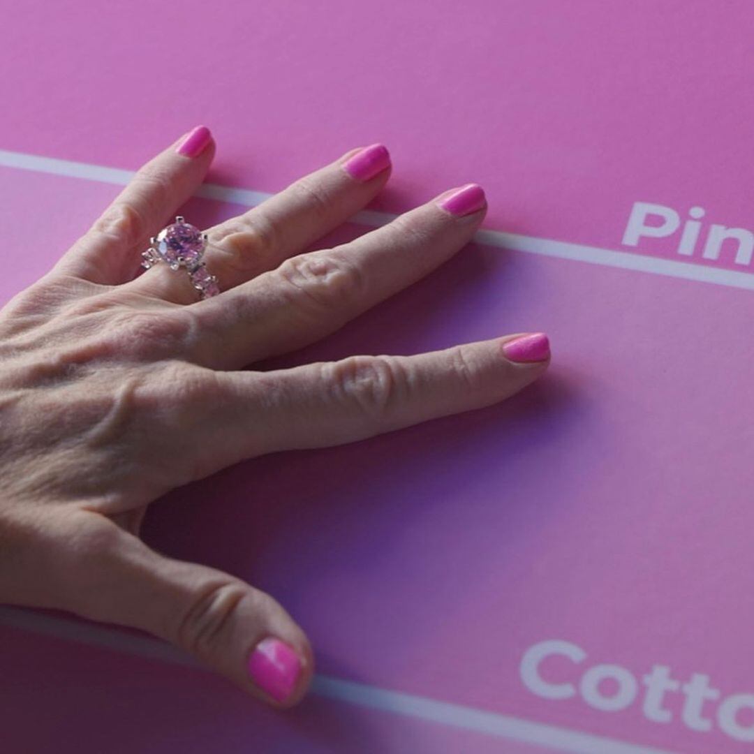 Mano de la novia con anillo de bodas color rosa