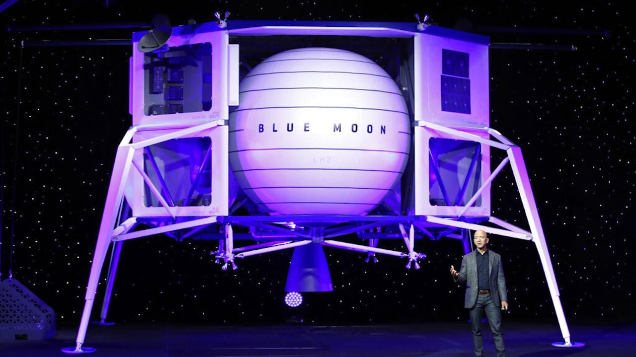 Jeff Bezos, propietario de Blue Origin y Amazon, presenta su nuevo módulo de aterrizaje lunar.