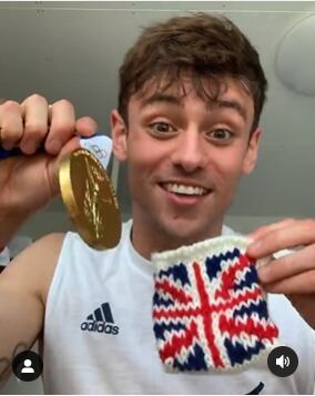 Tom Daley muestra su porta medallas en crochet.