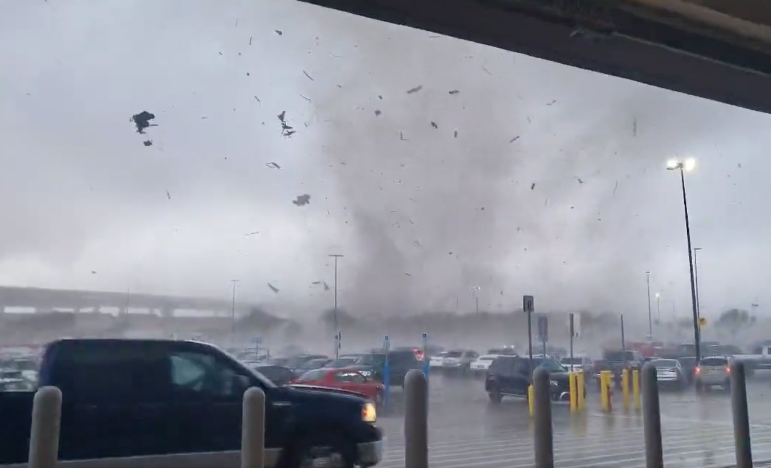 Tornado en estacionamiento, Texas