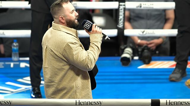 Carín León interpretó el himno nacional mexicano en la pelea de Canelo vs Bivol.