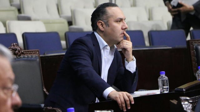 Canek Vázquez Góngora. Renuncia al PRI.