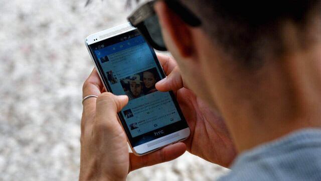 Navegando a través de Internet en Cuba.