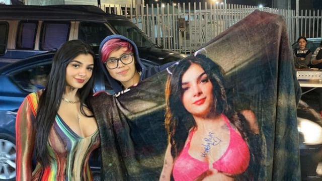 Karely Ruiz junto a un fan