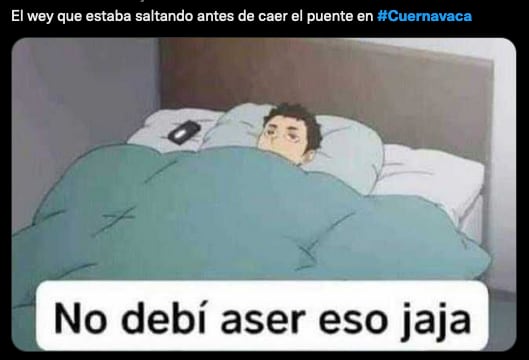 Meme sobre el puente de Paseo Ribereño en Cuernavaca.